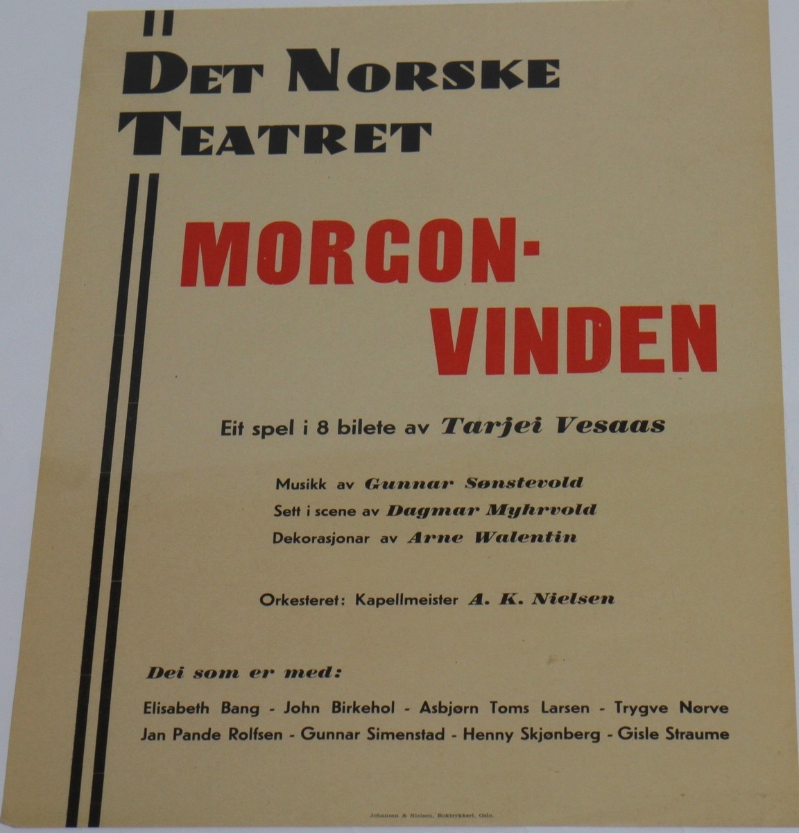 Teaterplakat frå Det Norske Teatret for oppsetjinga av "Morgonvinden". Dette er eit skodespel av Tarjei Vesaas, som kom ut i 1947, og handlar om motstandsarbeidet i eit okkupert land. Stykket var regissert av Dagmar Myhrvold, medan Arne Walentin var ansvarleg for scenografien.

Kjelder:
https://sceneweb.no/nb/production/78841/Morgonvinden-1947-11-25 (Lesedato: 14.02.2020)
https://nbl.snl.no/Tarjei_Vesaas (Lesedato: 14.02.2020)