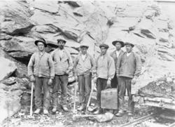 Persongruppe på seks menn, arbeid i ei skjæring nedenfor Stu