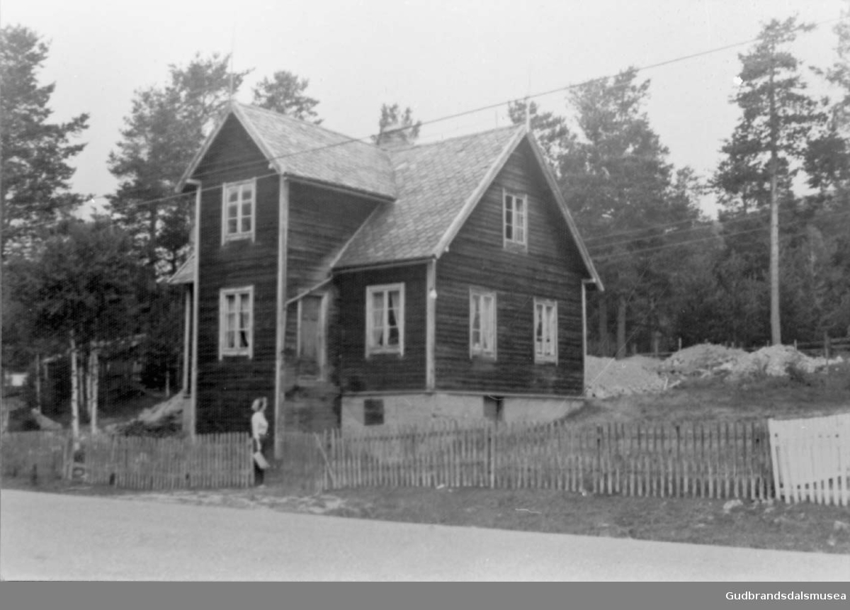 Huset stod mellom Ansetvegen og Samvirkelaget.