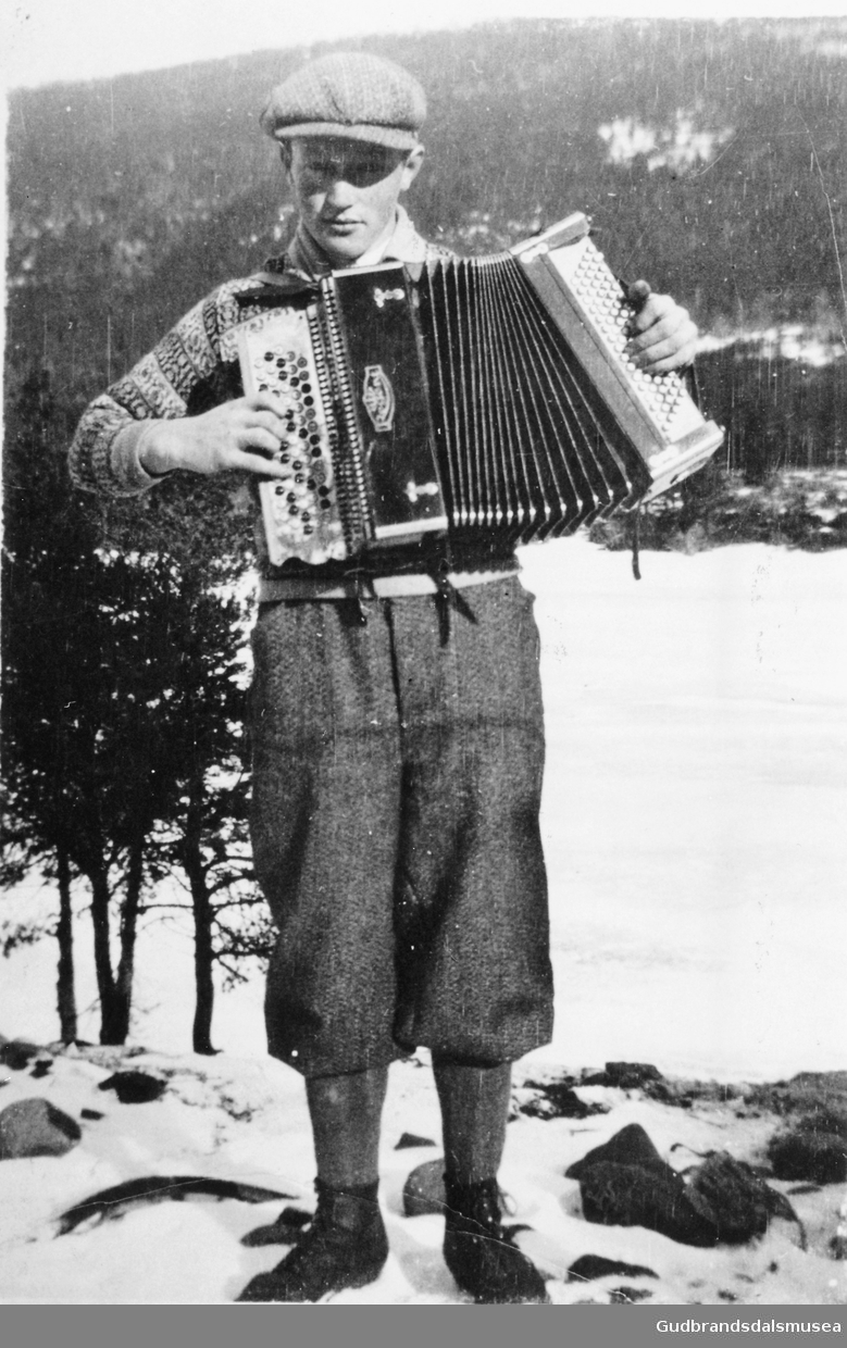 Sverre S. Åboen (f. 1912) spelar trekkspel
