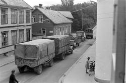 Tysk bilkolonne i Brugata i  Levanger, . snikfotografering f