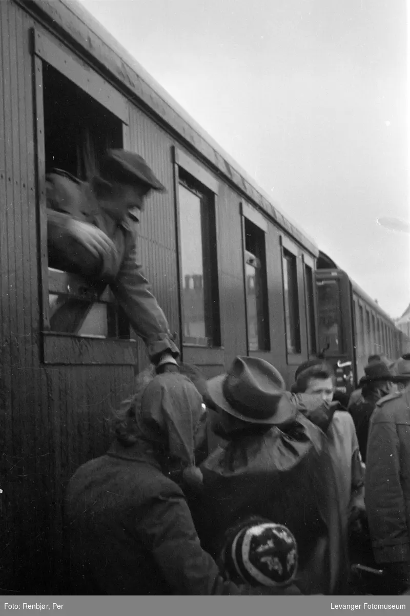 Svensketroppene ankommer Trondheim - Levanger Fotomuseum / DigitaltMuseum