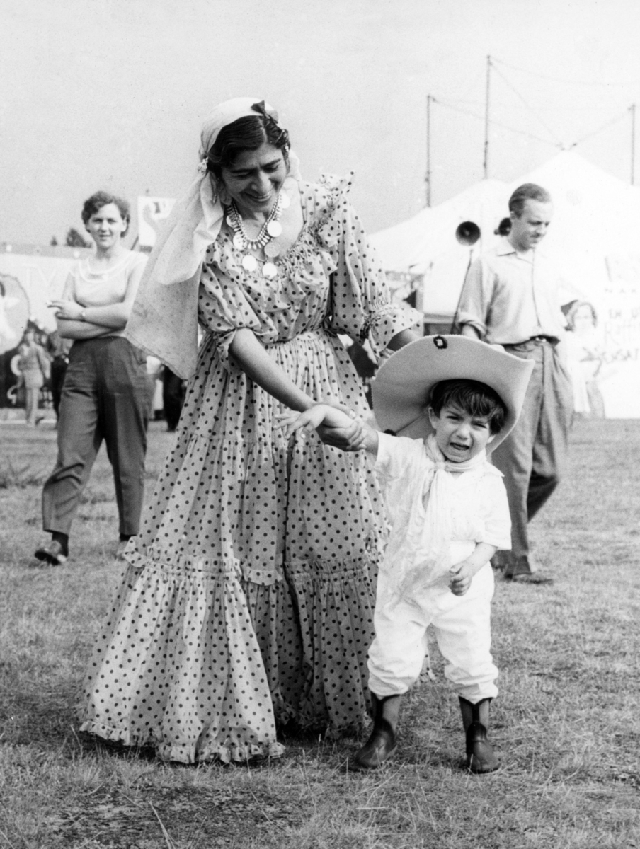 Romsk kvinna med barn på Kiviks marknad 1957.