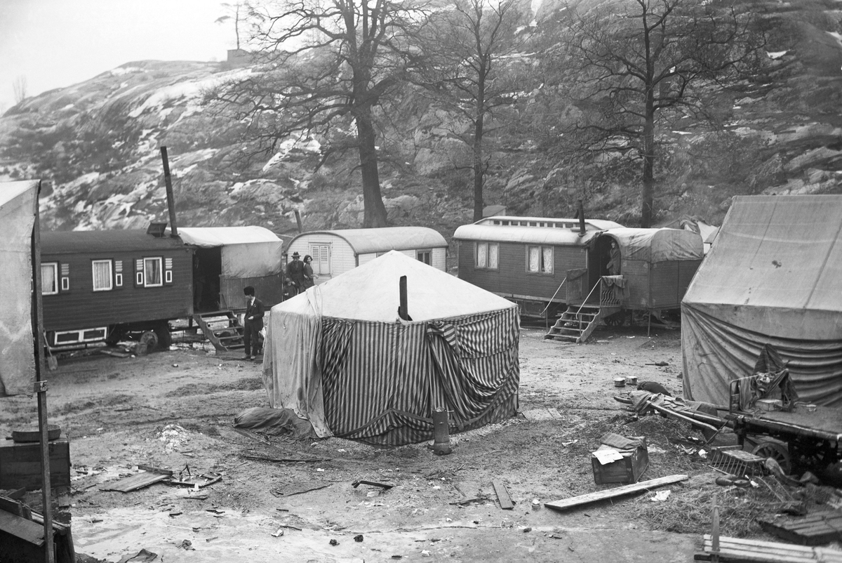 Vintern 1926 eller 1927 hade en grupp svenska romer slagit sig ned i Gröndal i Södra Stockholm. Detta är den äldsta lägerplatsen som finns dokumenterad och dess exakta lokalisering är inte känd. Lägret i Gröndal finns dokumenterat genom fotografen Bertil Norberg. På hans bilder syns vagnar kring en gårdsplan med ett tält i mitten, samt män som arbetar med förtenning.