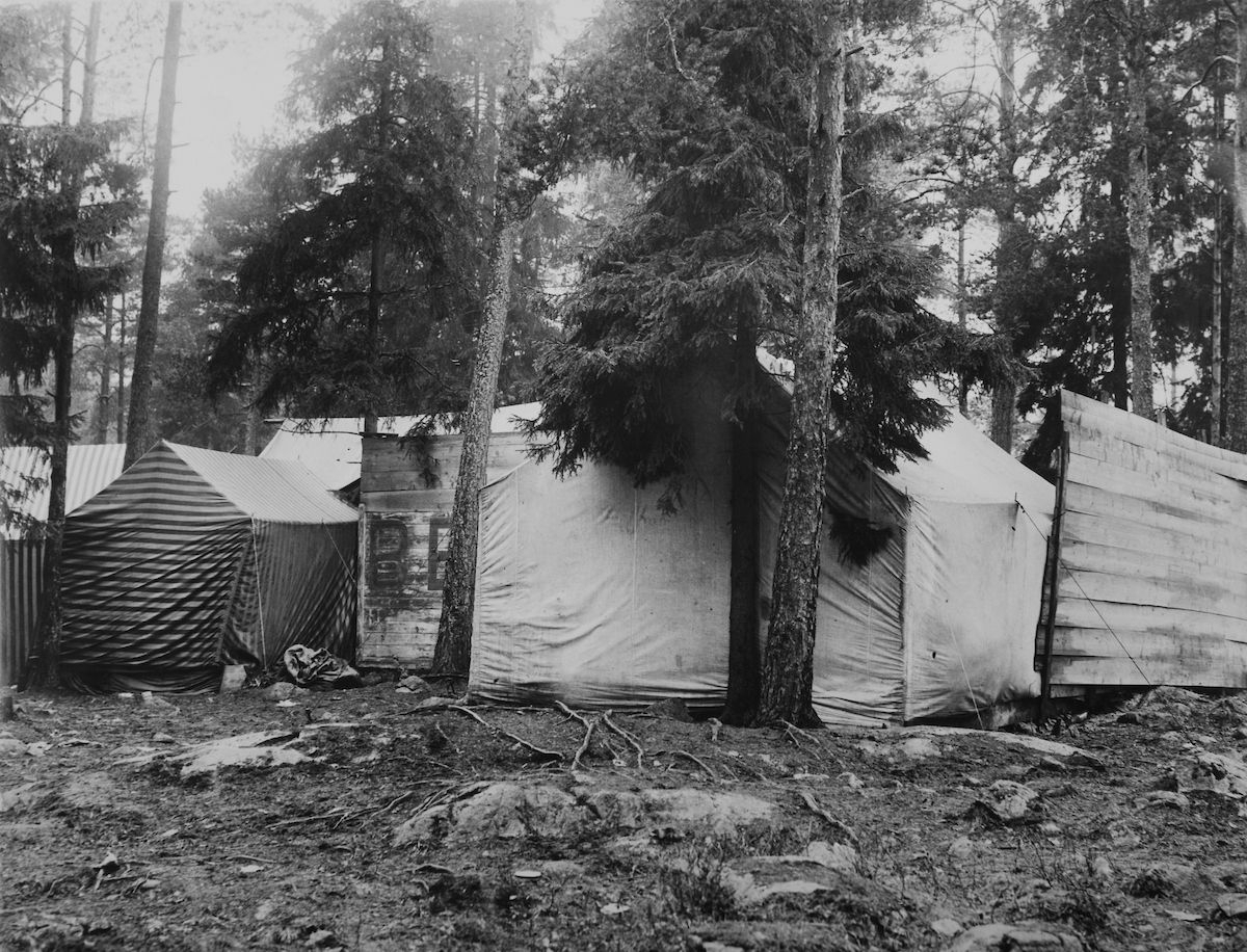 Bilden är tagen 1930 på Lidingö och föreställer ett romskt läger sett utifrån.