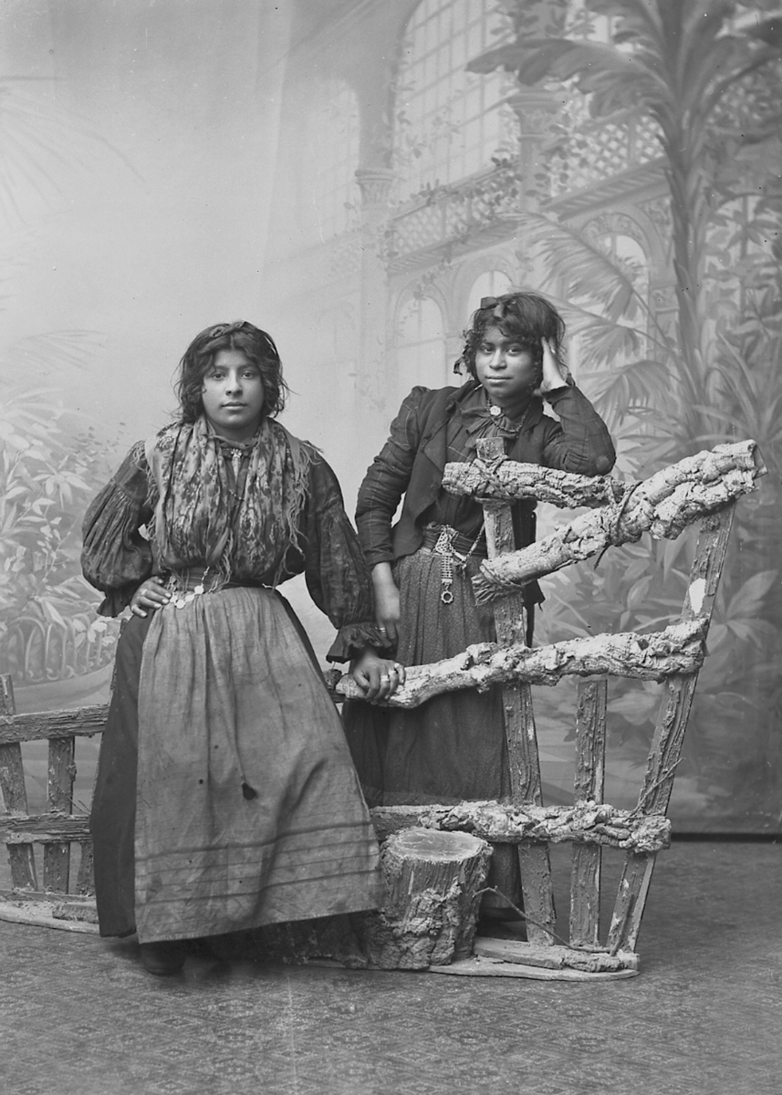 Bilden föreställer två systrar. Familjen uppges vara romsk.