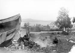 Här syns ett romskt sällskap som slagit läger i en grässlänt