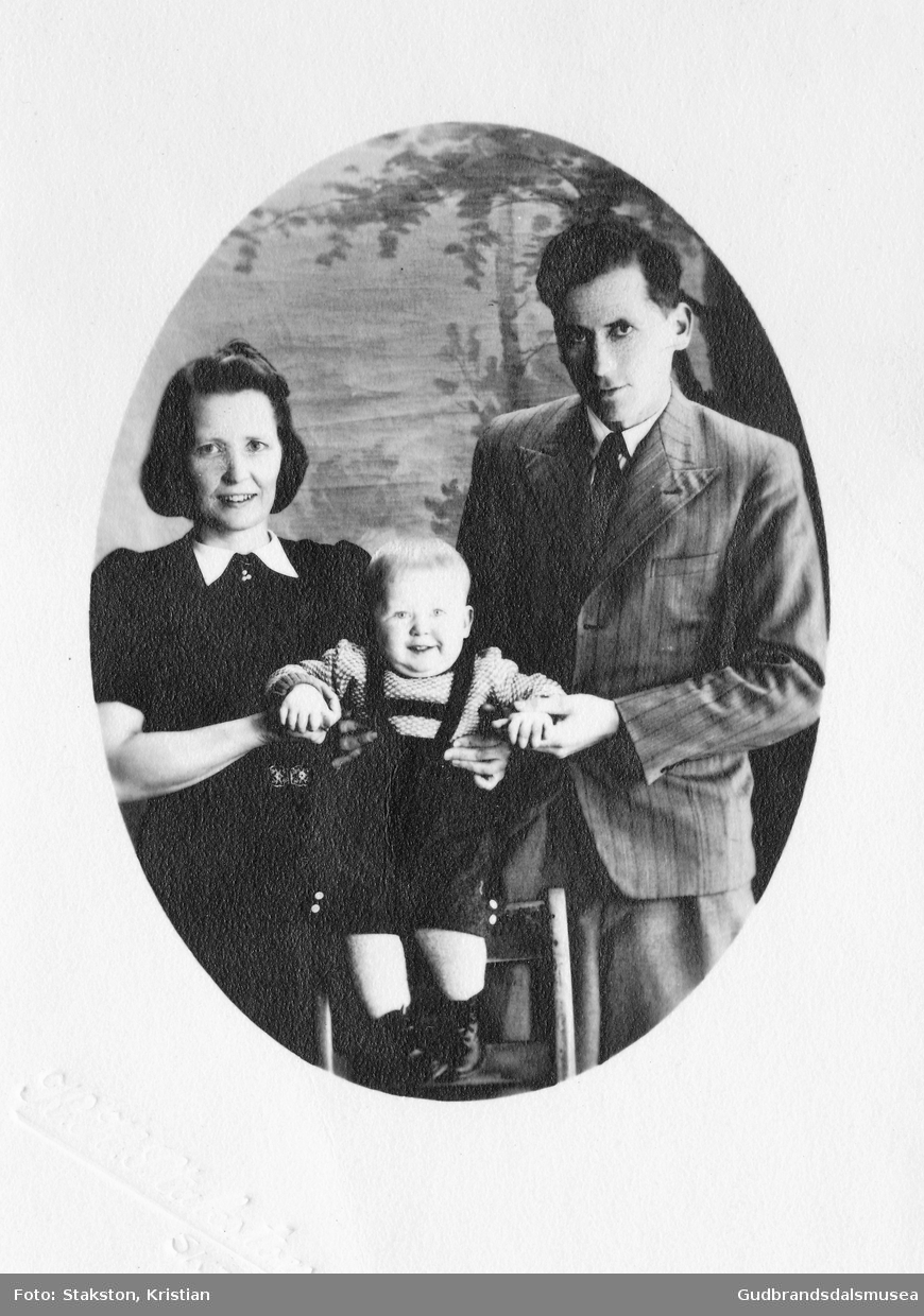 Olav Ånstad (f. 1911), kona Olga Ånstad (f. Høyberg 1912)) og sonen Per Ånstad (f. 1945)