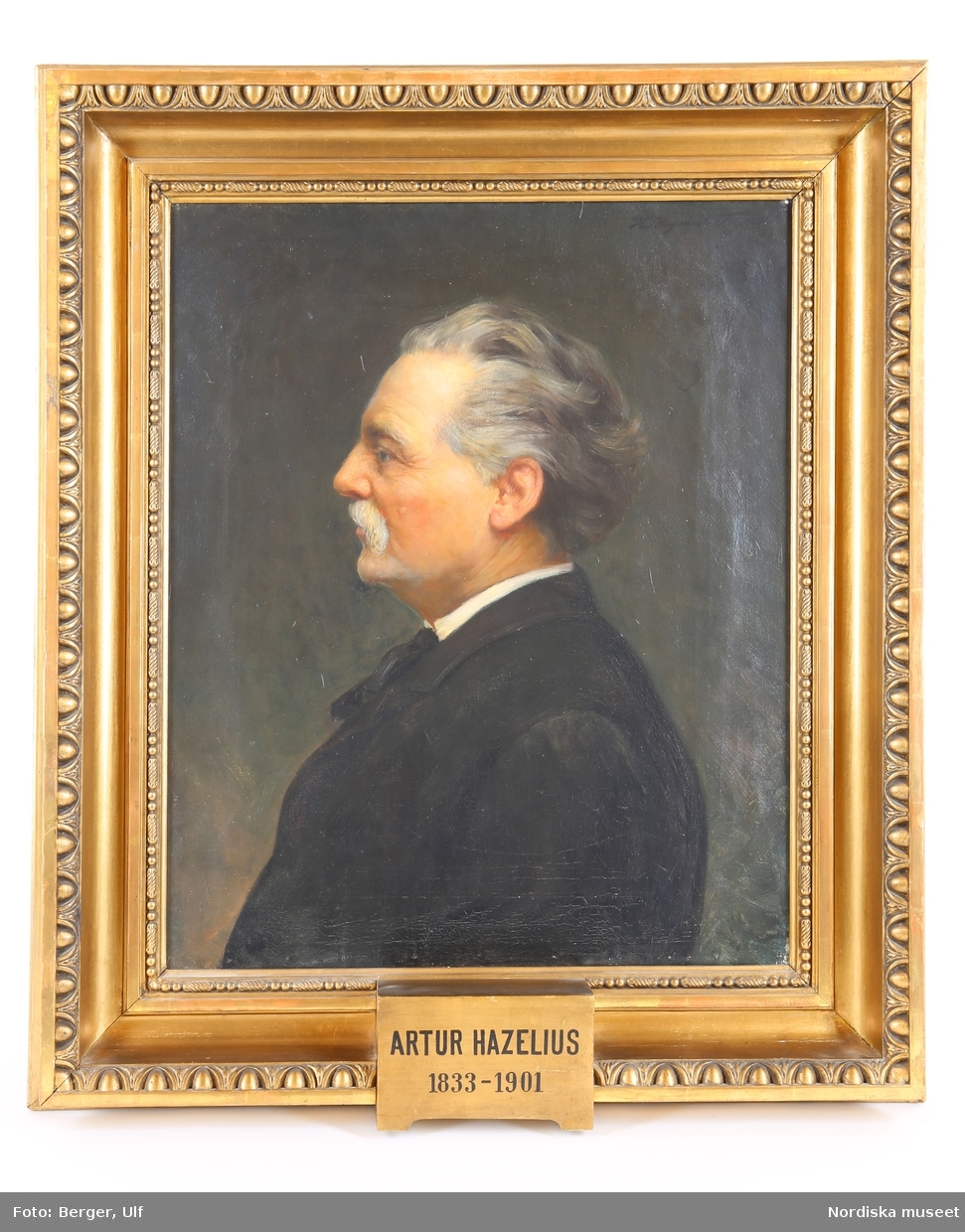 Porträtt förställande Artur Hazelius (1833-1901), Nordiska museets och Skansens grundare.