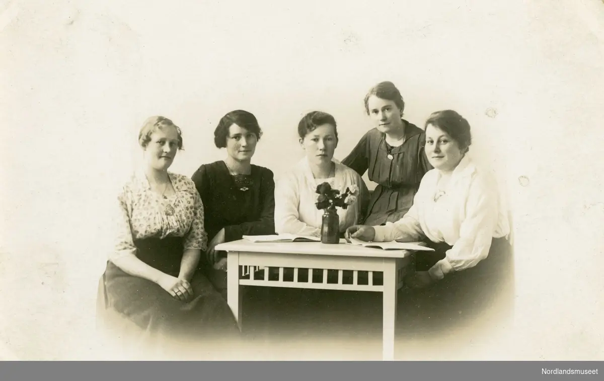 5 damer rundt et bord. Nr. 3 fra venstre Olga Olsen fra Saursfjord ( gift med Hilmar Olsen).
