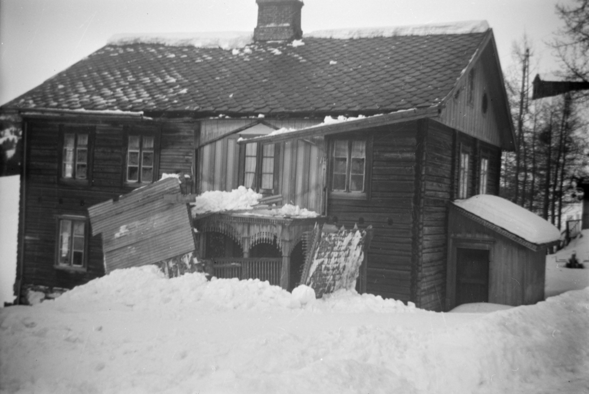 Våningshus på Myklebø i noe dårlig stand etter vinter og snø
