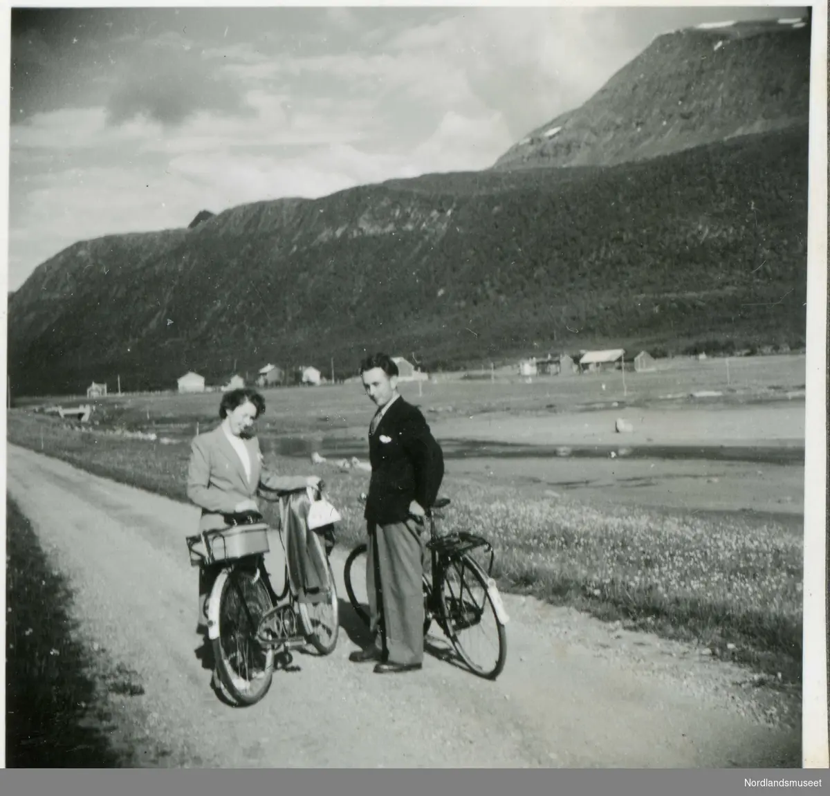To mennesker i prat på veien i Saursfjord. Anna Olsen og Olav Sivertsen