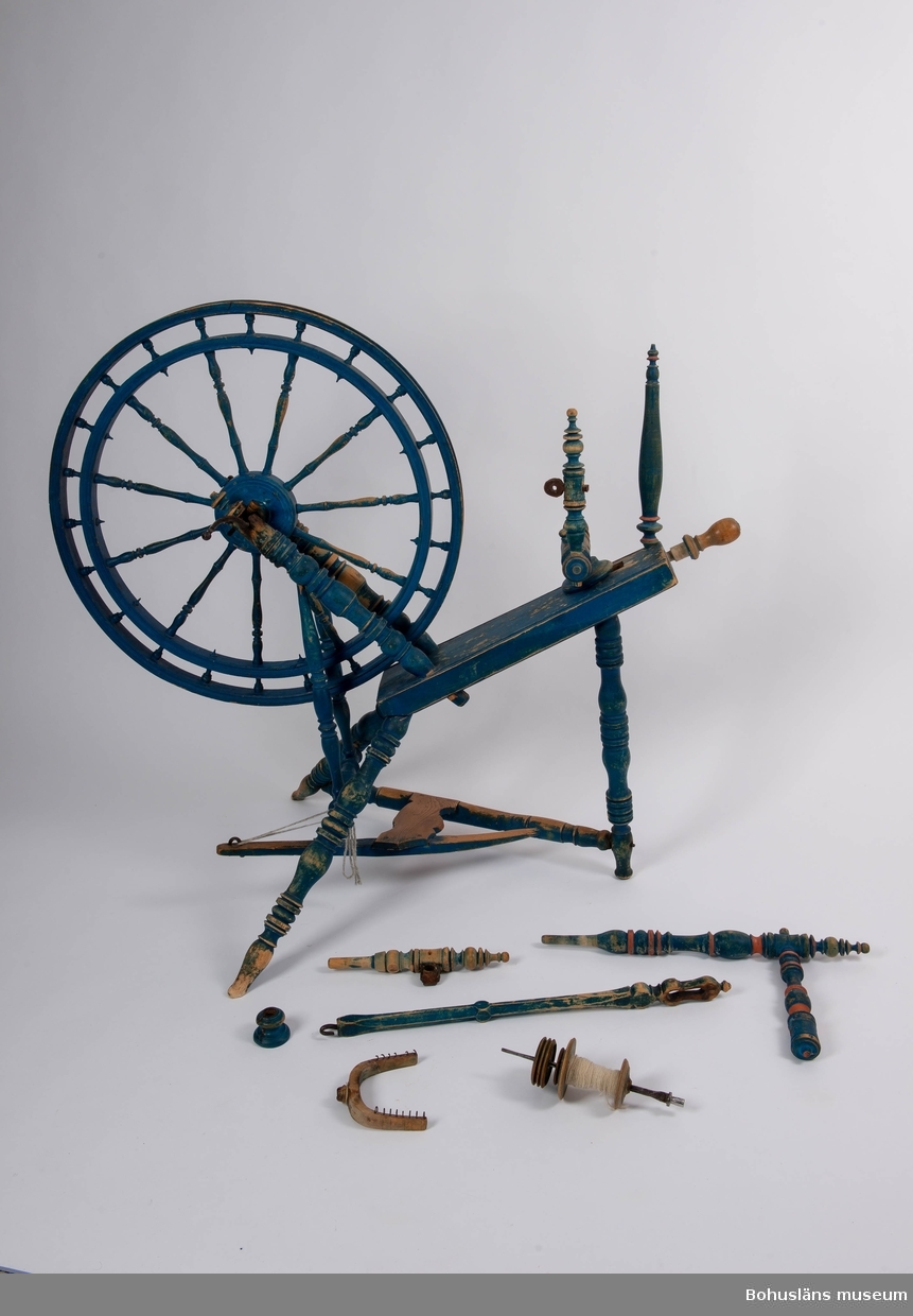 Spinnrock, från 1850-talet i blå originalfärg, troligen s. k. Solbergarock. 
Spinnrocken är välanvänd och färgen sliten, men i gott skick.
Diameter avser spinnhjulet.

Se brev från givaren i Bilagepärmen, UM31068.