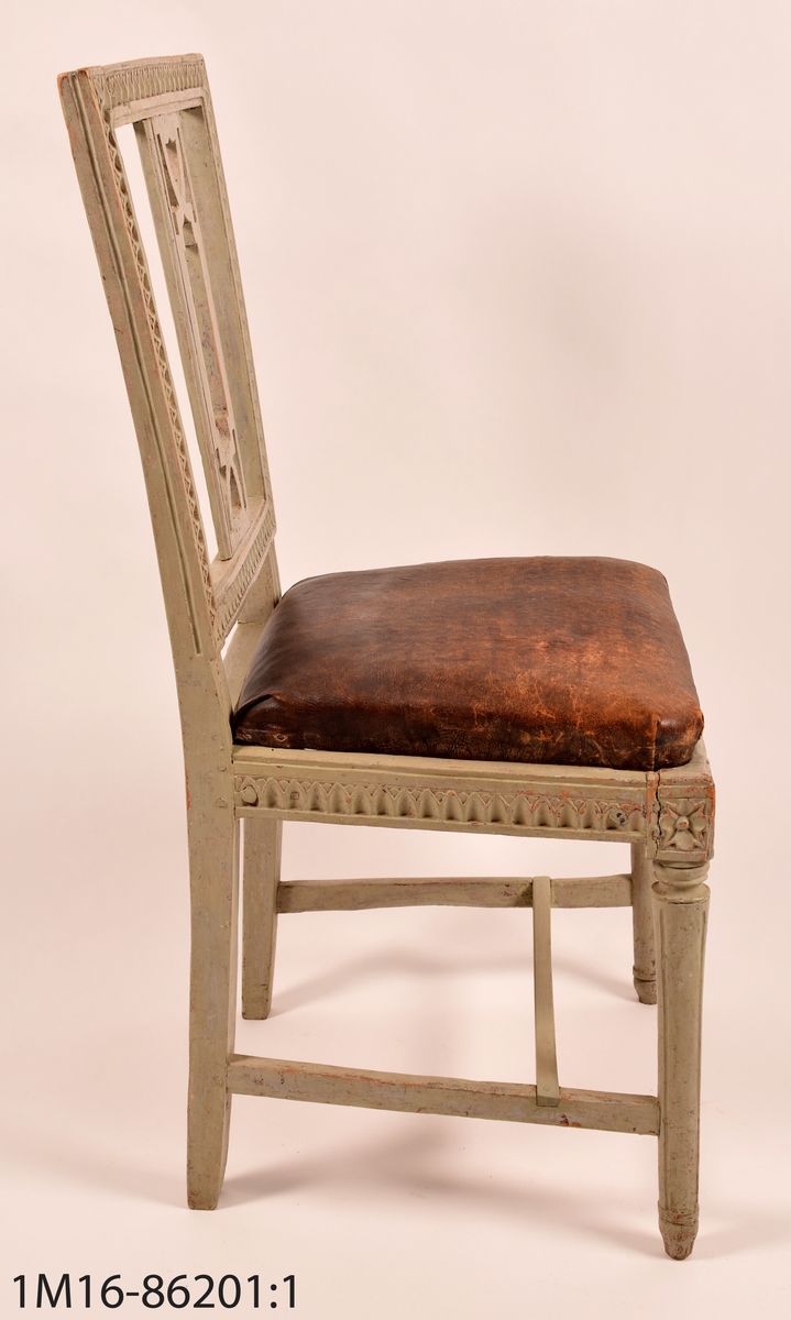 Gustavianska stol med svarvade framben med hörnfleuron och kanelyrer, raka bakben sarg och rygg med så kallad nagelskärning. Genombruten rygg med horisontel bricka så kallad Gunnebobricka, stoppad lös sits, klädd med oxhud.


Neg.nr: 81/1043:2