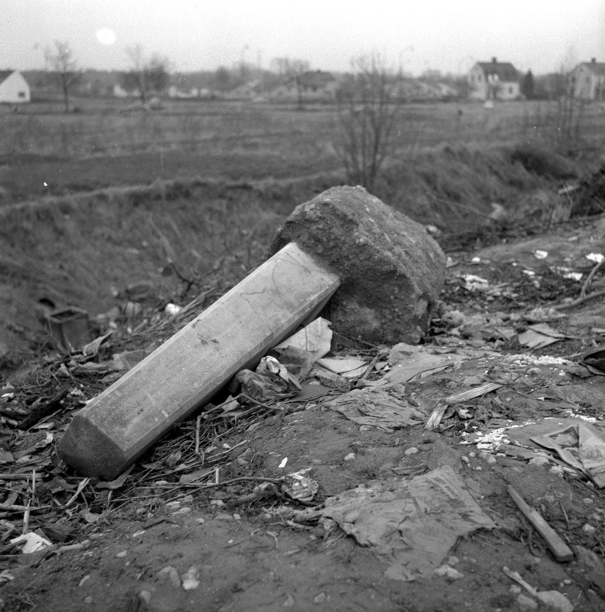 Nerskräpad kyrkogård.
11 april 1959.