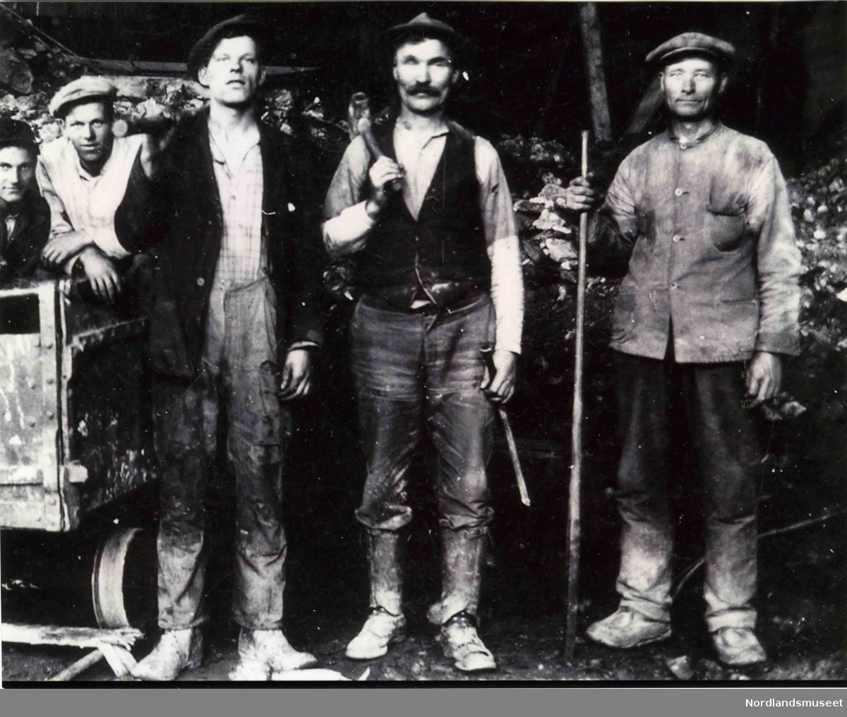 Bildet er mest sannsynlig fra en gruve i Sulitjelma. Helt til høyre står Mathias Lind Olsen (1874 - 1952).