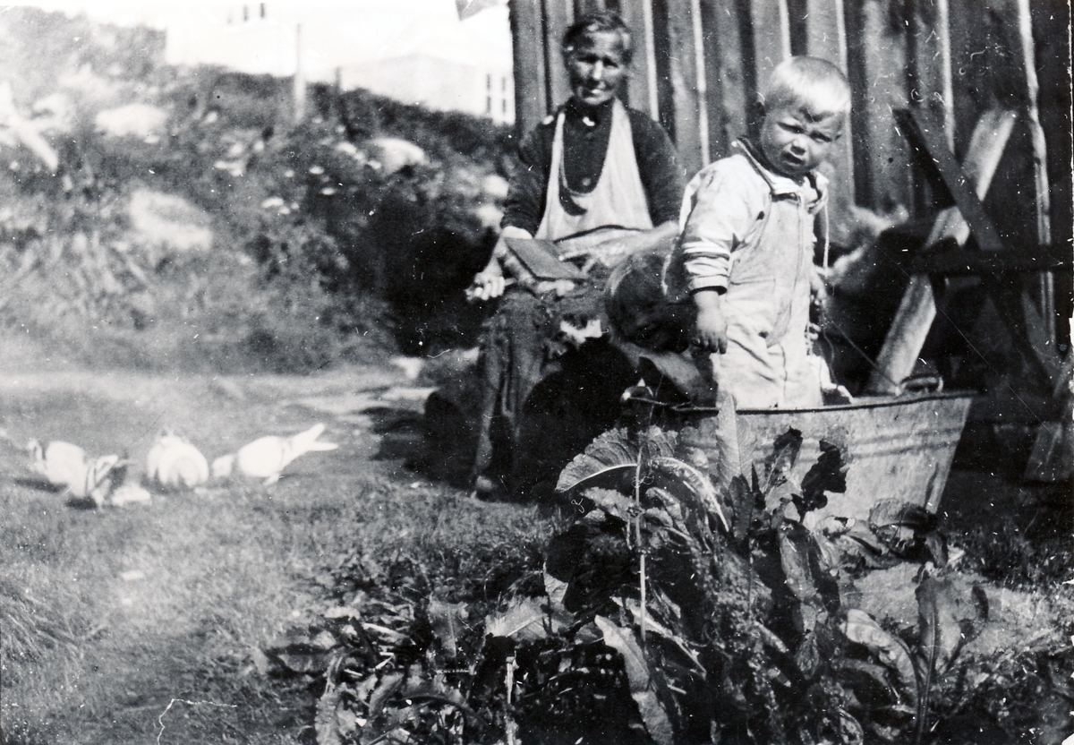 Olav Mikalsen sammen med sin farmor Simonette. Torsken 1933