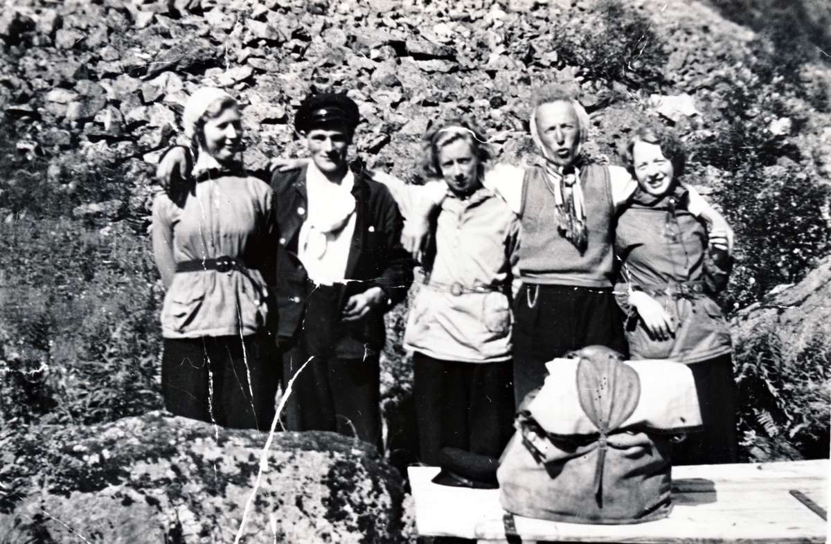 Tre damer og to menn fra Søndre Torsken på tur i Kaperdalen på Senja i 1938.
