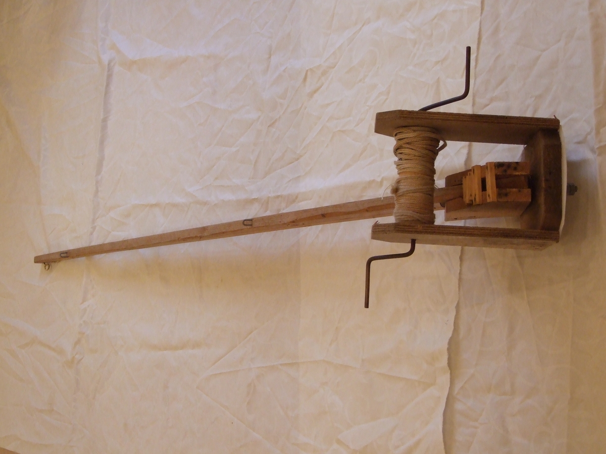 Hjemmelaget heisekran for barnelek, opprinnelig var laget som en torvdeler.