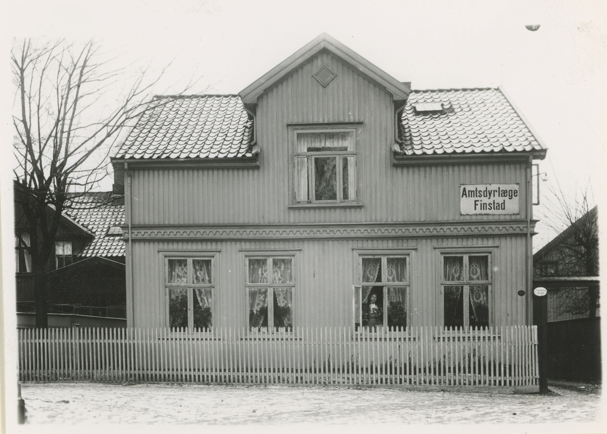 Dette huset, som tilhørte amtsdyrlege O. Finstad, lå på hjørnet Fr. Nansens gt., Vogts gt. og Svaebakken.