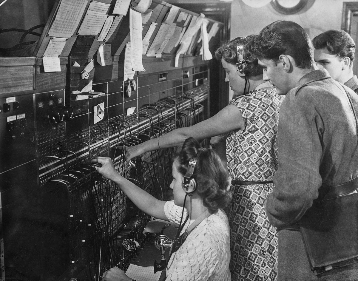 Utbildning i växeltelefonisttjänst vid en av Televerkets manuella växelstationer