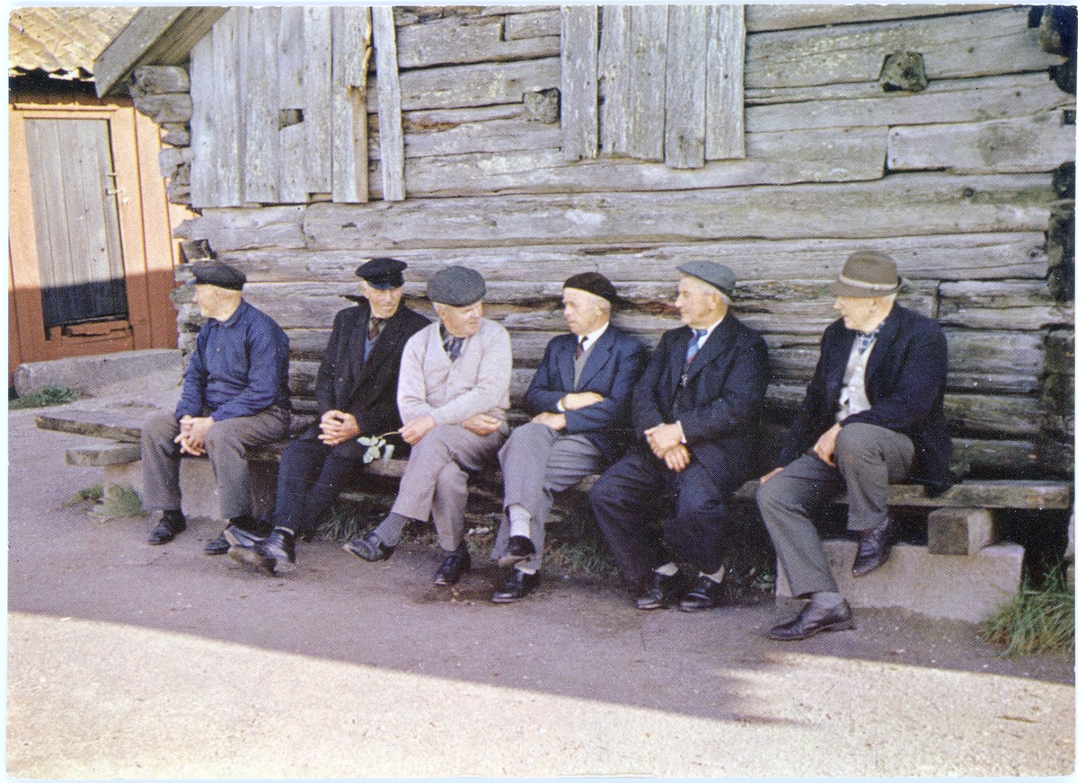 På ljugarbänken Stora Kornö. 
Från vänster Johan Karlsson 1891-1966, Ivar Olsson 1881-1974, Josias Arvidsson 1906-1984, Robert Arvidsson 1900-1978, Viktor Börjesson 1896-1972 och Emelius Andersson 1890-1972.