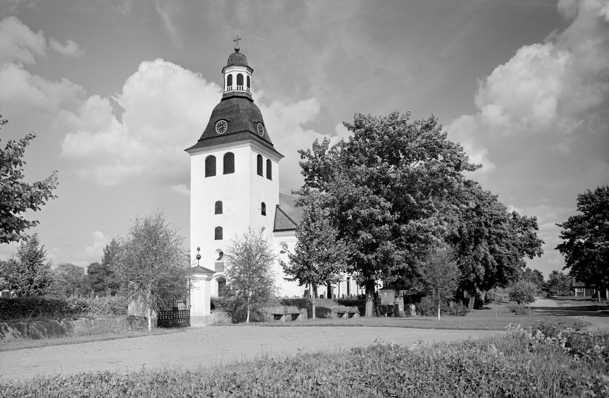 Nuvarande kyrka i Vårdnäs stod färdig i slutet av år 1796. I början av året hade långhuset till en föregångare rivits och det nya kyrkorummet restes på grunderna av den gamla kyrkan och anslöts mot tornet som stått färdigt sedan ett trettiotal år. Arbetet leddes av den välrenommerade byggmästaren Casper Seurling.