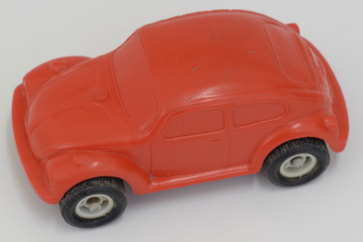 VW-boble (Folkevogn) i rød plast (PVC)
Sort/hvite hjul m/metallnav