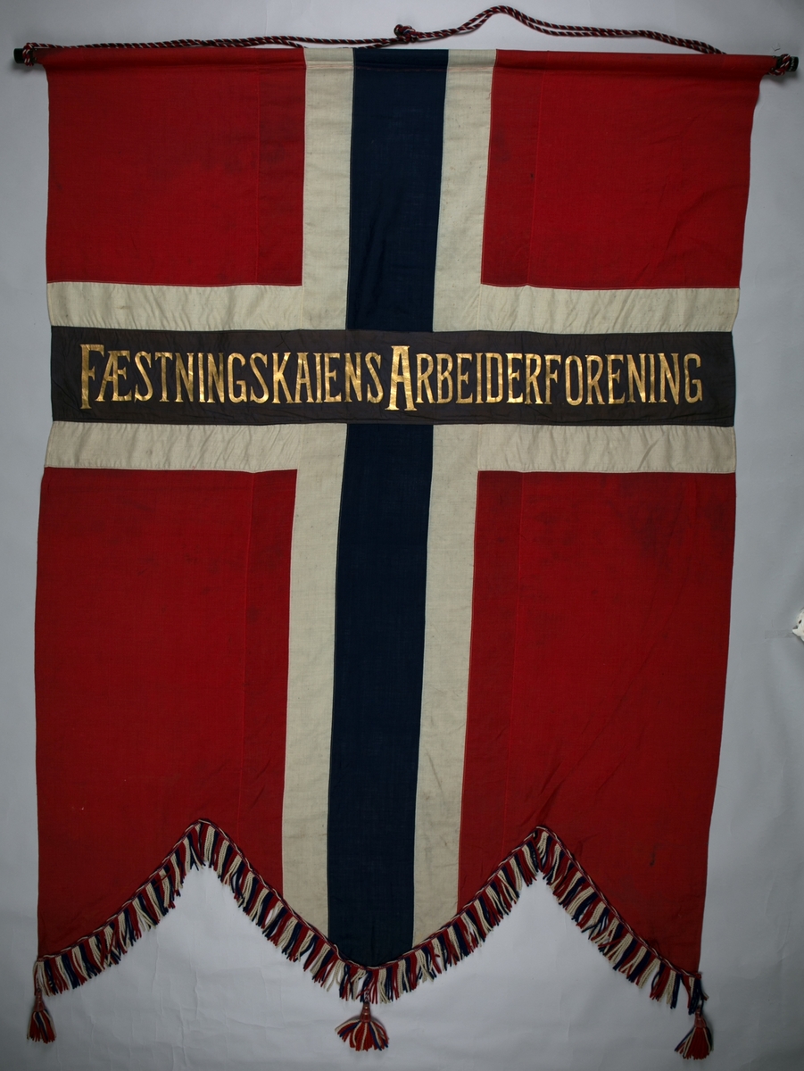 Motiv forsideog bakside: Fane som norsk slittflagg med tekst. Dekorert med frysner nederst.