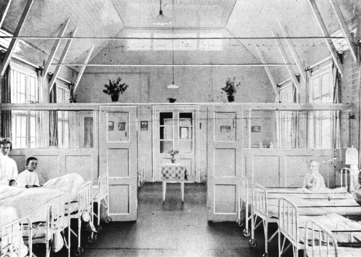 Interiör från en sal i den äldsta paviljongen på Kustsanatoriet Apelviken. Några patienter (barn) och personal i bild.