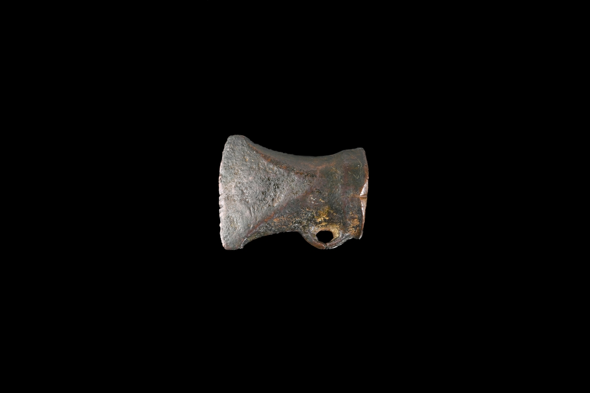 Mindre holkyxa med ögla. Period V-VI, 900-500 f.Kr.