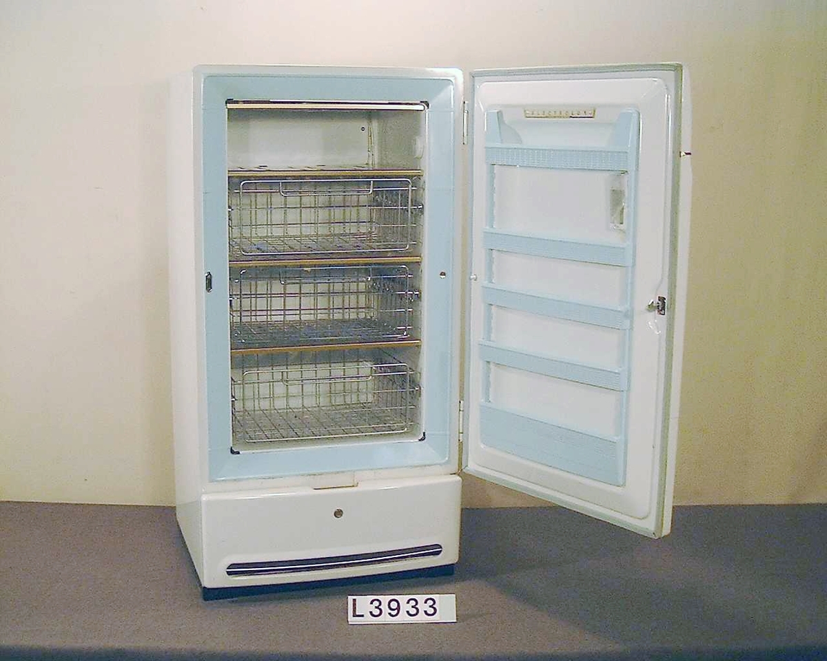 Fristående kompressorfrysskåp med en volym på 315 liter. Kylskåpet är designat i klassisk 1950-tals stil, med detaljer i gulmetall.