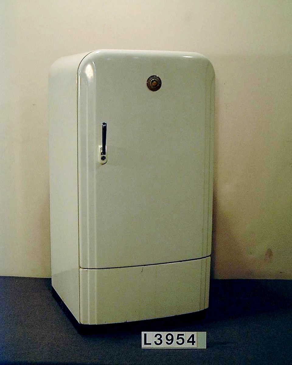 Fristående värmedrivet kylskåp, med en volym av 140 liter. Kylskåpet är designat i typisk 1940-tals strömlinjeform. Kylskåpet har inbyggd defrost-inställning. Electroluxmärket på dörren har spruckit.
Tillbehör: Två nycklar.