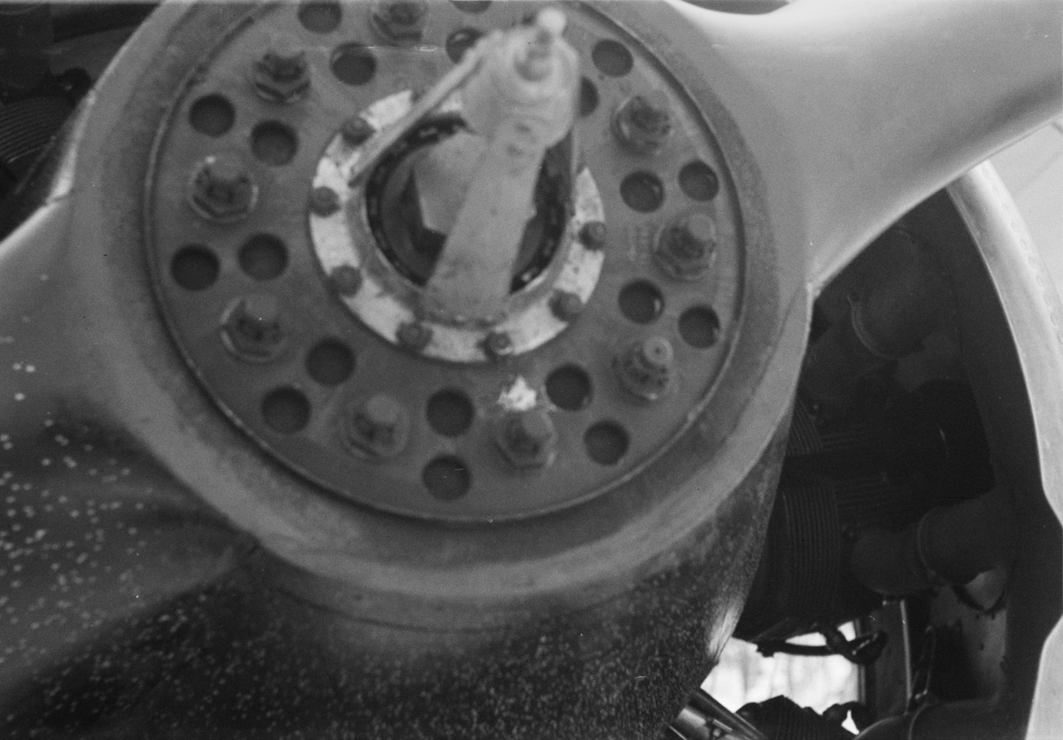 Närbild av propeller på flygplan Gloster Gladiator gul J, efter beskjutning i luftstrid den 7 mars 1940. Vid F 19, Svenska frivilligkåren i Finland, 1940. Serie om 2 bilder.