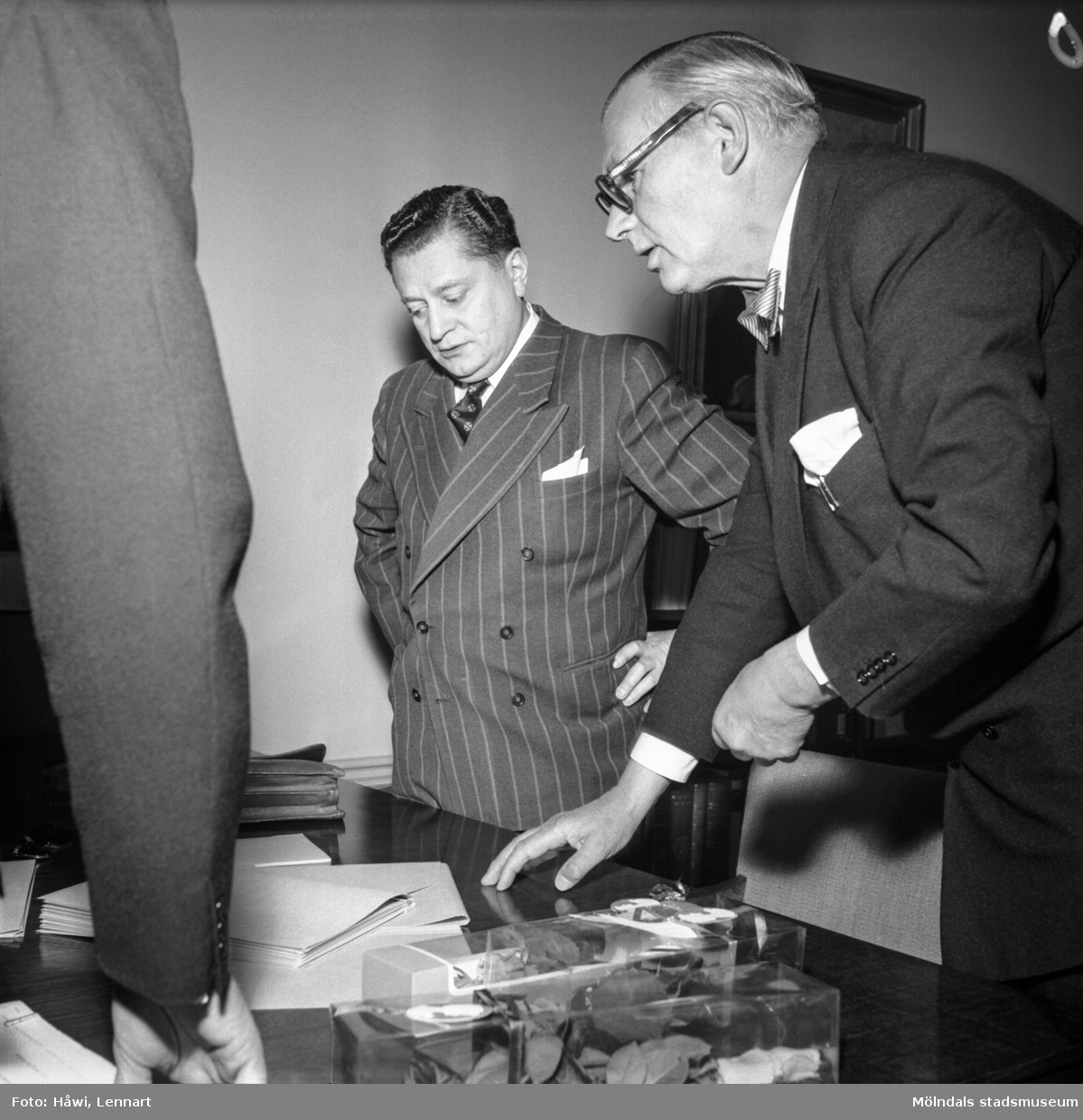 Pappersbruket Papyrus i Mölndal, 16/5 1955. Marc Wallenberg står bredvid bankdirektören Marcus Wallenberg.
