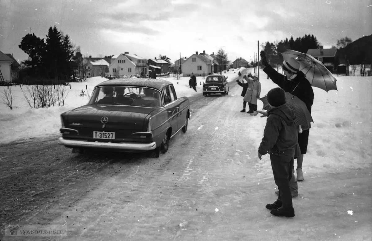 "NM 1962".Fra NM i langrenn i Molde i 1962..Det kongelige følge passerer Moldelivegen på vei til Møretun.