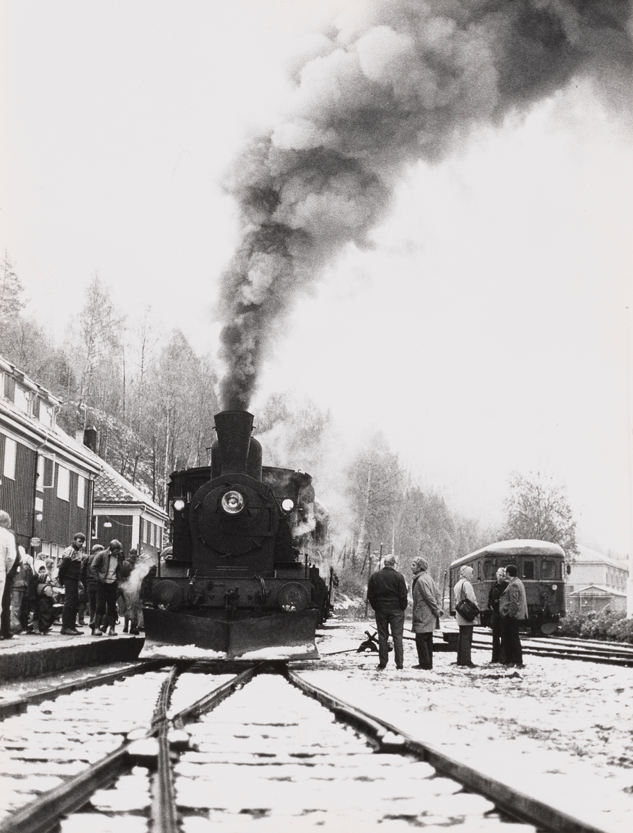 Damplokomotiv type 21b nr. 252 med veterantog til Drammen på Rødberg stasjon