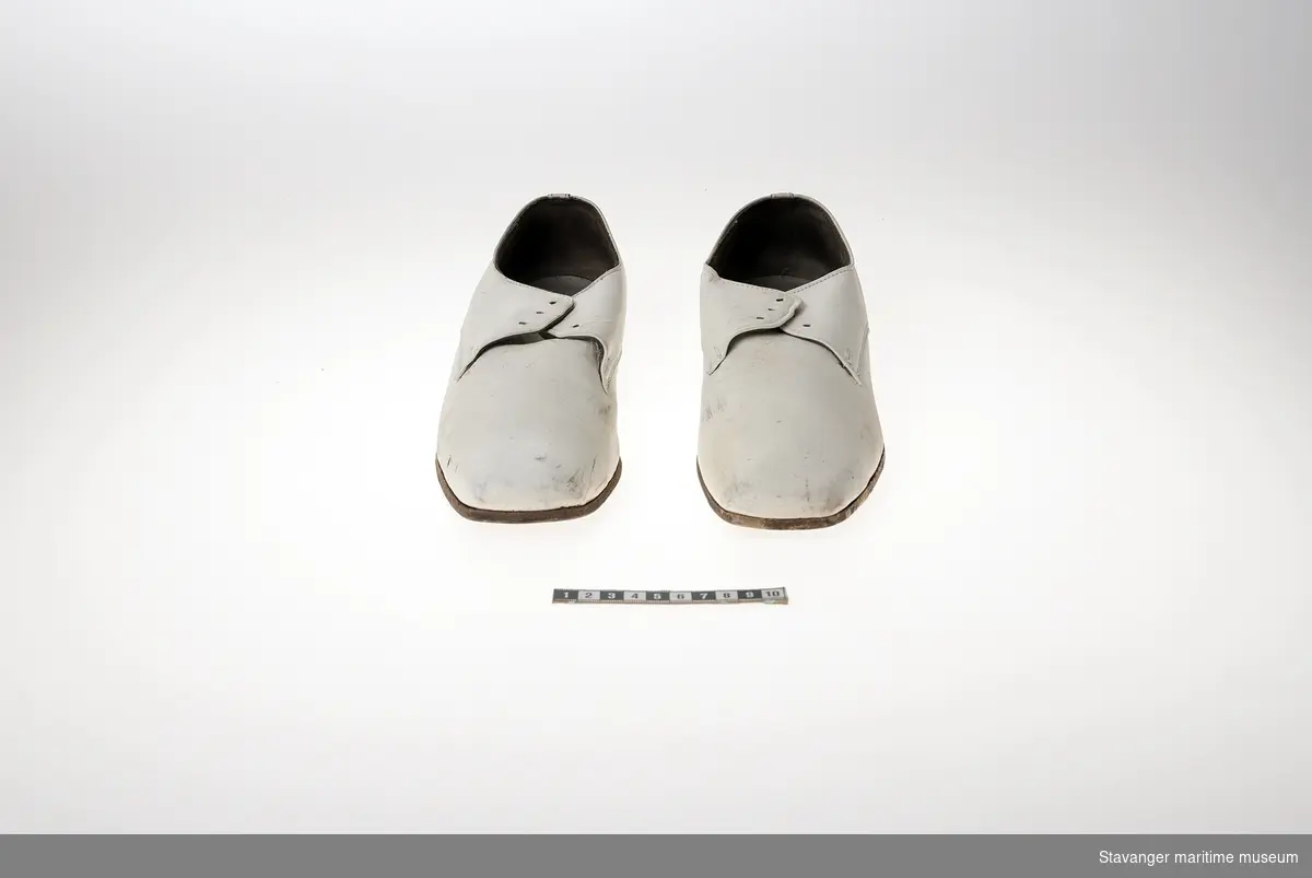 Skipselektrikers sko (Venstre) av hvit lær uten skolisser.