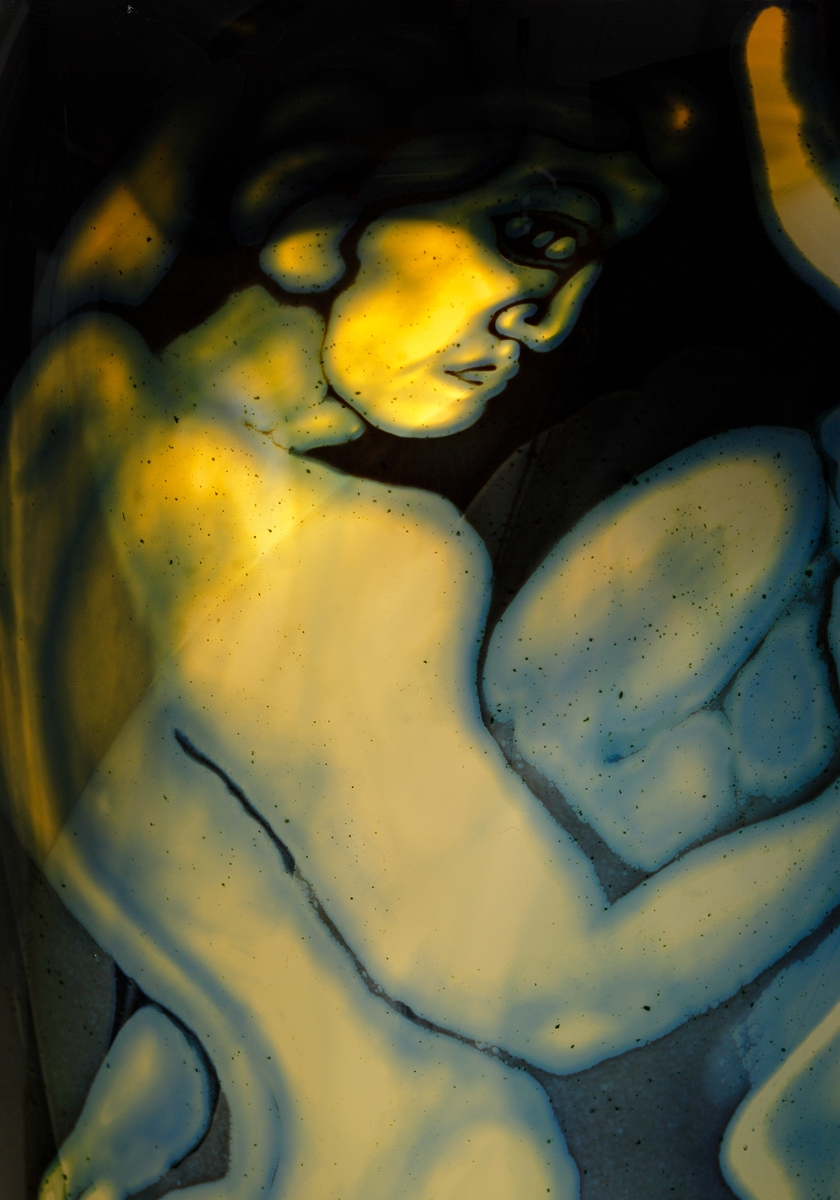 Graalvas av Eva Englund med suggestivt motiv av nakna människor i en blekgul nyans mot en mörk bakgrund. Mynning i röd incalmo.