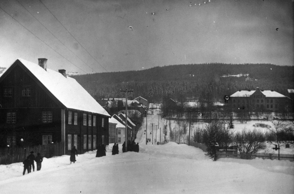 Repro.: Lillehammer, Langes gate, bebyggelse, markedsplassen ved kirken.