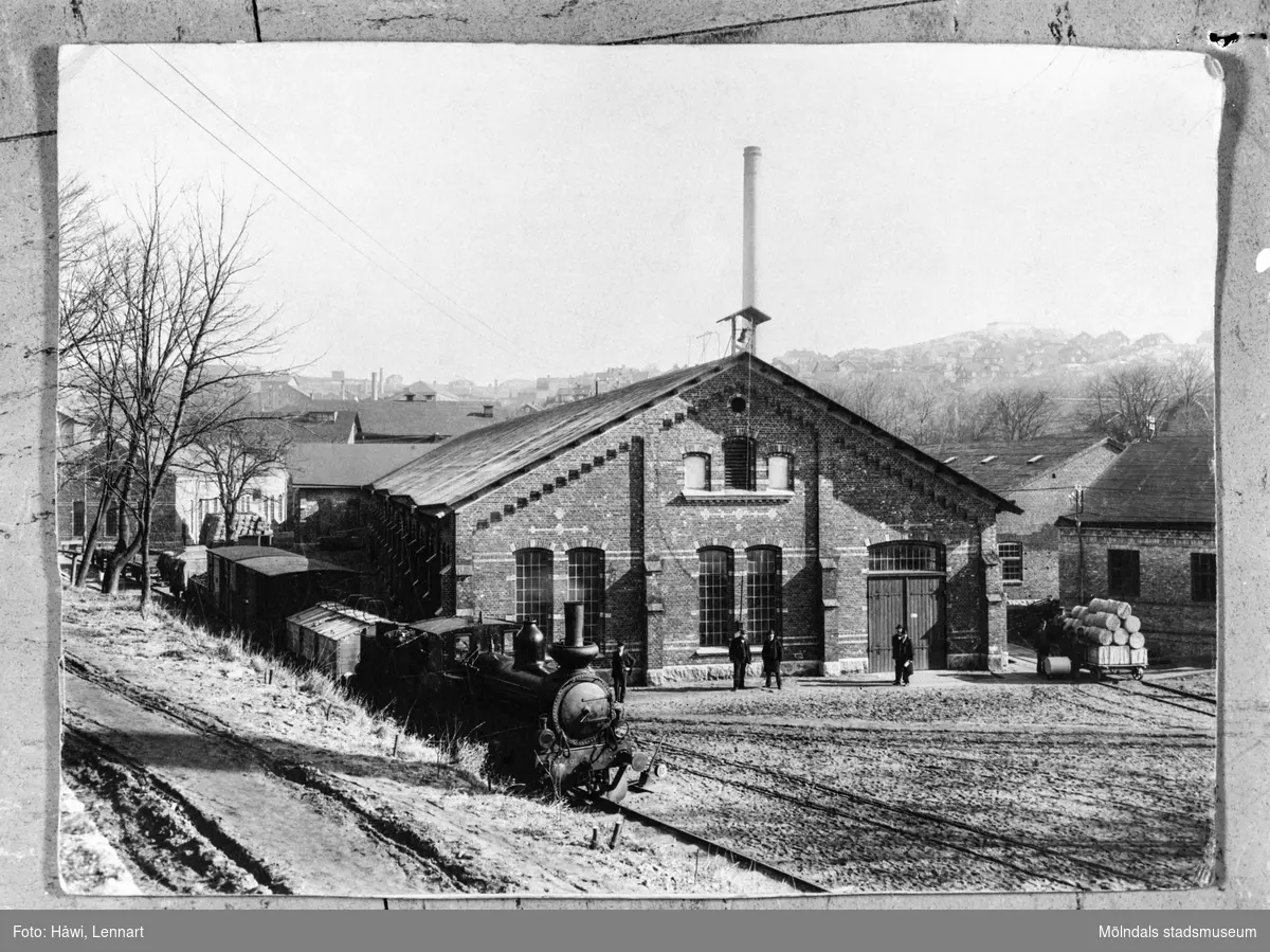 Bild från pappersbruket Papyrus fabriksområde, byggnaden närmast kallades Trekanten. Exteriör från 1899-1901. Reprofotografi, 19/12 1960.