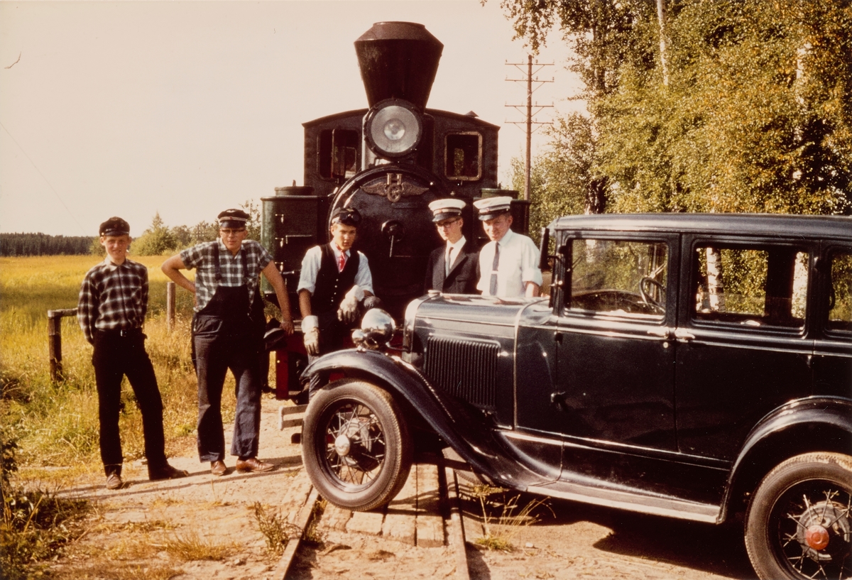 Togpersonalet foran damplokomotiv type XXVIII nr. 4 SETSKOGEN ved planovergangen Fossum på museumsbanen Urskog-Hølandsbanen