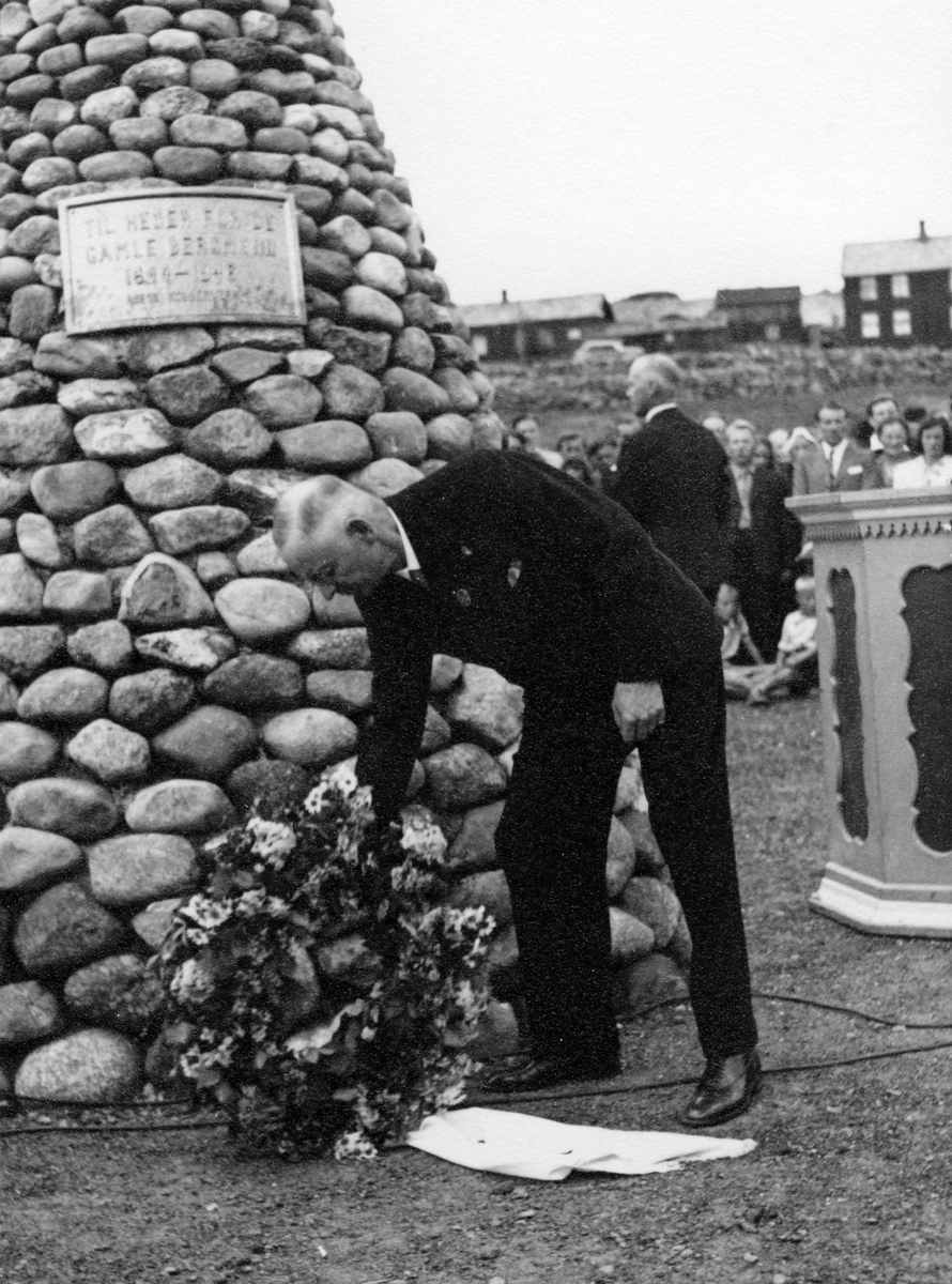 Tre foto ved bekransningen av bergmannsminnesmerket på øvre kirkegård ved 300-årsjubileet for Røros Kobberverk i 1946. Direktør Lange og verksarbeider Selsboe legger ned kranser