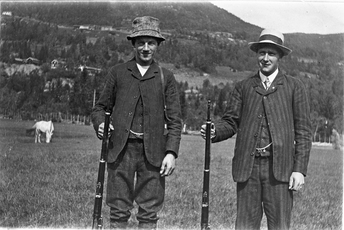 Jegere på Frøvoll i Eggedal, ca. 1920. Erik Skår og Fingar Evju.