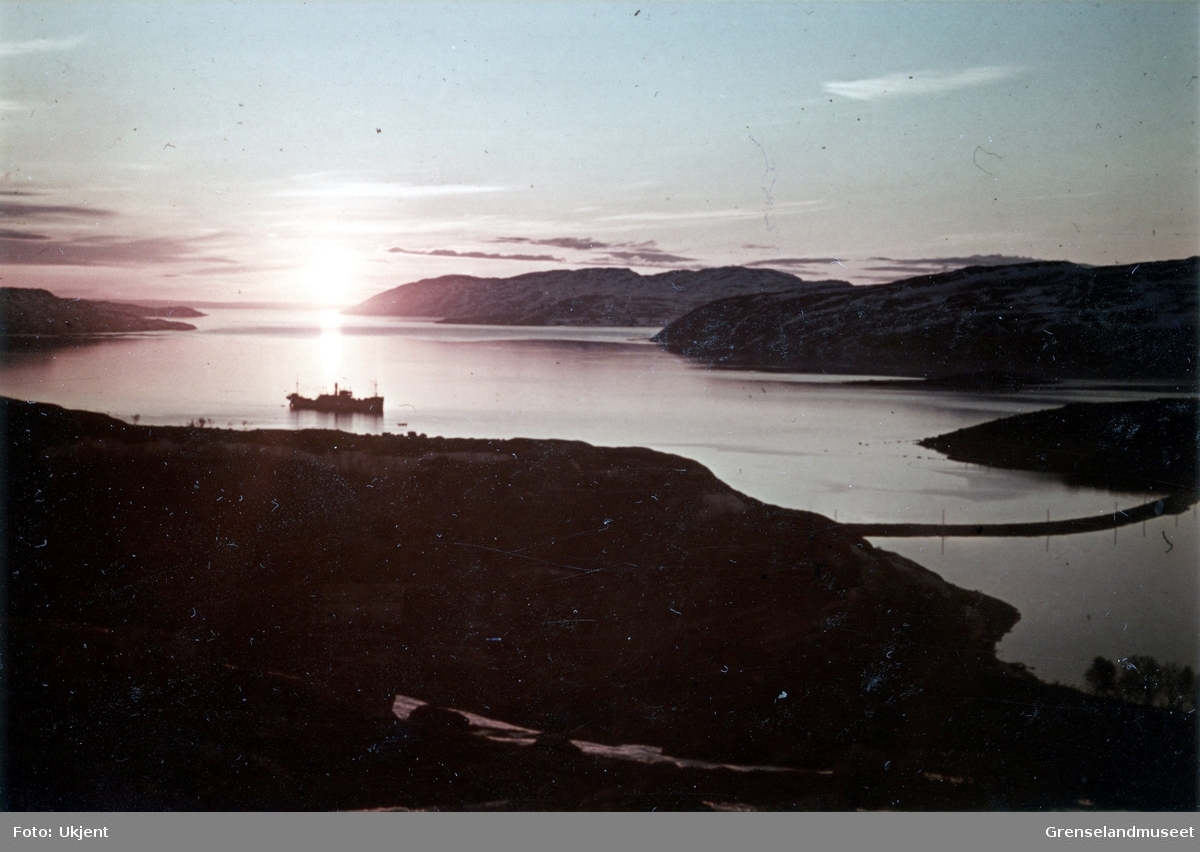Kirkenes sett fra Prestefjellet. Moloen til Prestøya til høyre. 