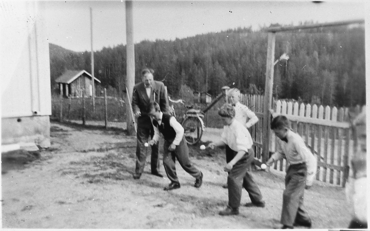 Lek i skolegården på Grønseth skole, 1959. Antageligvis 17. mai.
