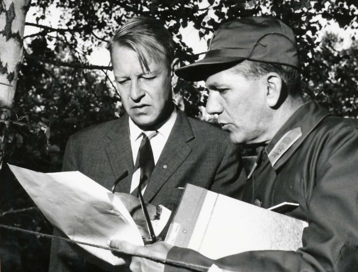 Rikshemvärnstävlingen 1967, sid 10

Bild 1. General Stig Synnergren bland Hv-män

Bild 2. Riksdagsman Bengt Gustavsson och överstelöjtnant Waldenström.