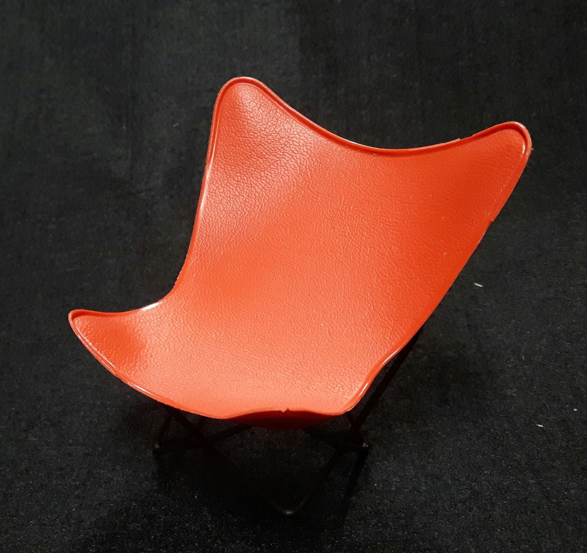 Stol, så kallad fladdermusstol i rött.

Ingår i en samling möbelmodeller använd vid kurser i heminredning anordnade av Älvsborgs läns norra slöjdförening.