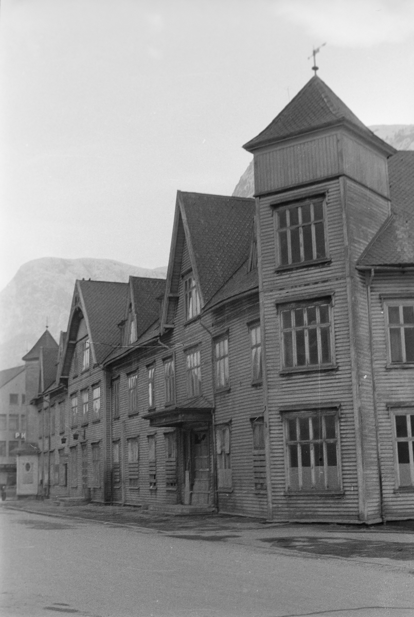 Det gamle rådhuset i Odda /Hotel Hardanger. Austfasaden sett sørover mot Røldasvegen