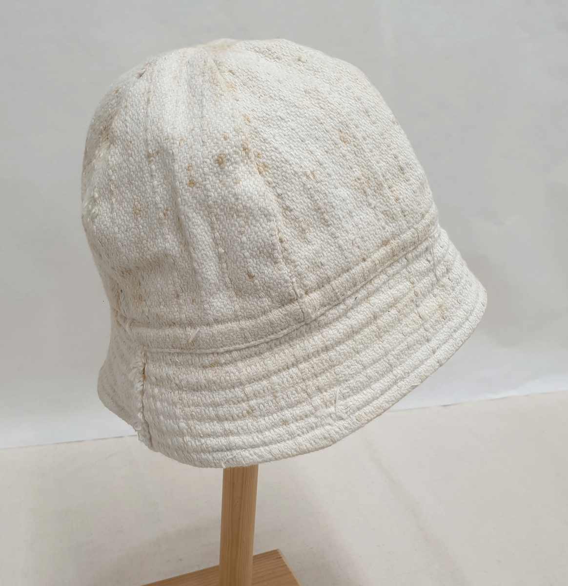 To hvite solhatter av bomull, med brem. Begge hattene er tildels skitne.